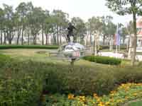 Памятник посвященному китайцу, стоящему на земном шаре (несложно догадаться, что это означает)