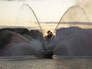 Цветного водное шоу с участием пожарного судна "Надежда"